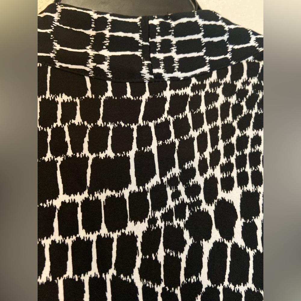 Dana Buchman~Gator Skin Print Top~Gathered Oval Neckline~Sleeveless~Size M - Picture 9 of 12